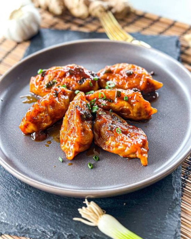 Szechuan Chicken Momos (Fried)