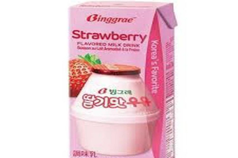 Binggrae Strawberry Milk (200 ml) (160 Cal)